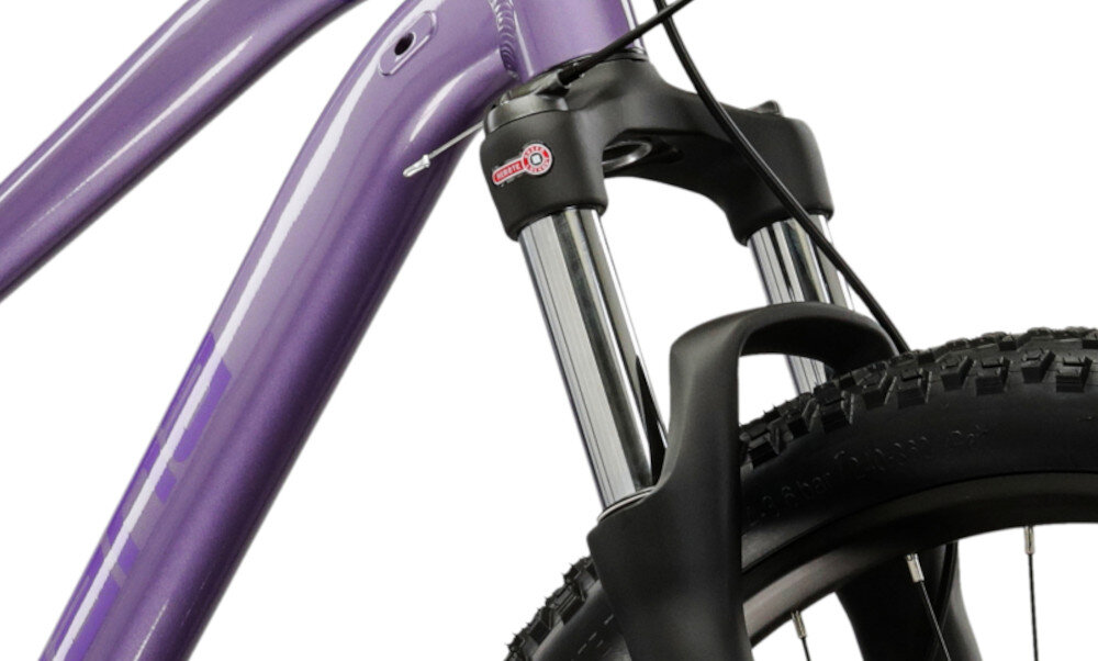 Rower górski MTB INDIANA X-Pulser 3.9 D18 29 cali damski Lawendowo-fioletowy zbliżenie na amortyzator widok z boku rower typu hardtail przedni amortyzator marki Suntour typu XCM RL skutecznie tłumi drgania i wstrząsy płynna i stabilna jazda amortyzator poprawia przyczepność kół kontrola nad rowerem wyższy poziom bezpieczeństwa i komfortu jazdy