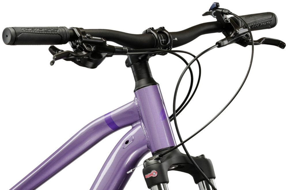 Rower górski MTB INDIANA X-Pulser 3.9 D18 29 cali damski Lawendowo-fioletowy kierownica na białym tle widoczna od przodu solidna kierownica marki INDIANA o szerokości 680 mm wykonaną z aluminium lepsza stabilność pewniejsze prowadzenie wspornik aluminiowy wspornik marki INDIANA typu 31.8/3° 60 mm trwałe i precyzyjne połączenie z widelcem zwiększa kontrolę nad rowerem waga 15 kg