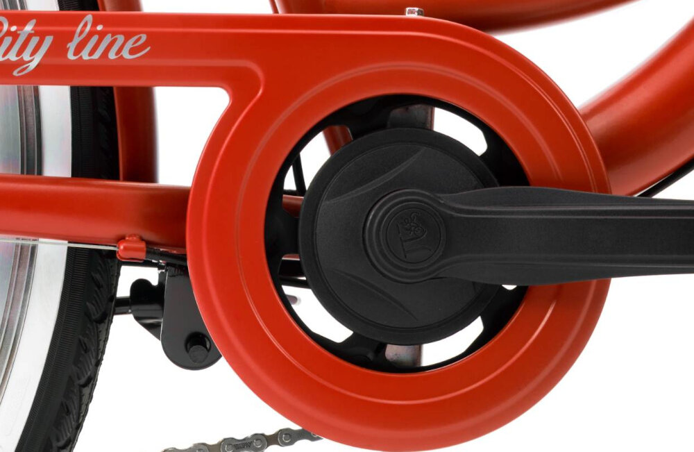 Rower miejski INDIANA Moena S7B 28 cali damski Perłowy róż zbliżenie na korbę widoczną z boku stalowa i wydajna konstrukcja korby marki JIWAN 38T wolnobieg marki JIWAN 38T wytrzyma obciążenie nawet w trudnych warunkach wytrzyma bardzo duży nacisk na pedały