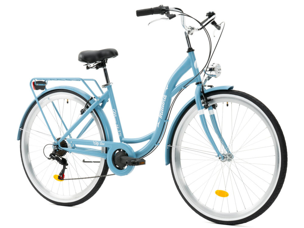 Rower miejski INDIANA Moena S7B 28 cali damski Pastelowy błękit rower na białym tle widoczny od przodu pod skosem uniwersalny rower miejski dla kobiet do codziennych dojazdów praktyczny ekologiczny środek transportu