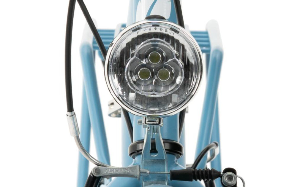 Rower miejski INDIANA Moena S7B 28 cali damski Pastelowy błękit zbliżenie na przednią lampę bezpieczeństwo przednie i tylne oświetlenie LED dobra widoczność bezpieczeństwo na drodze zasilane przez baterie odblaski dobrze widoczny na drodze bezpieczny wymagane przez prawo drogowe