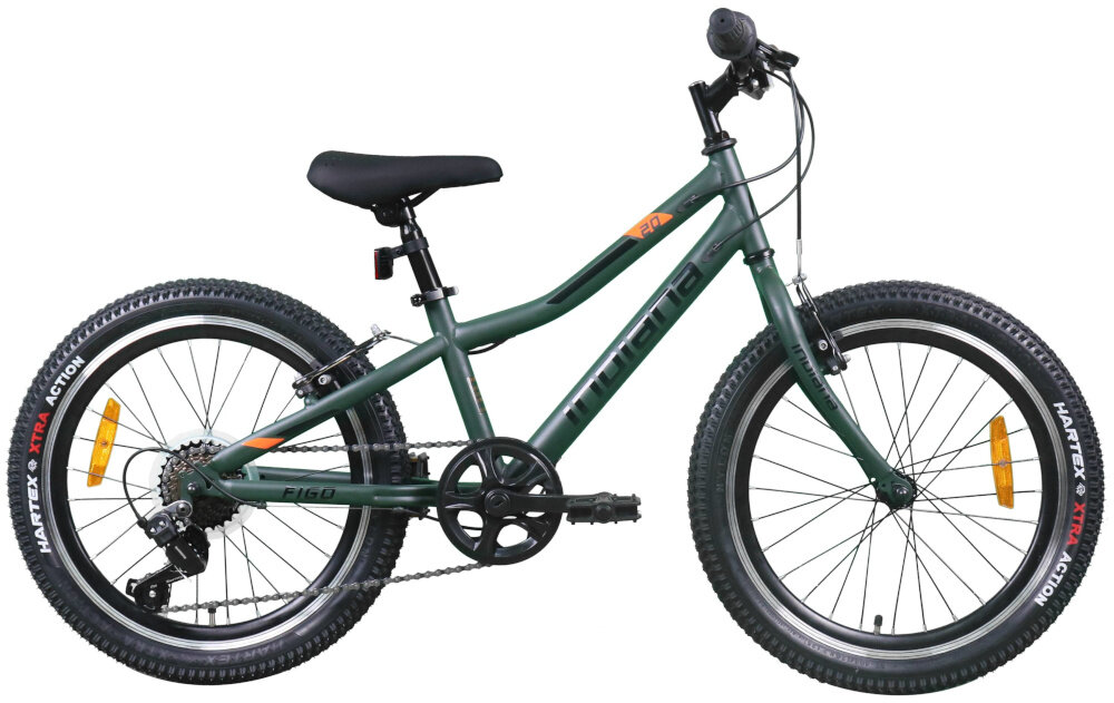 Rower dziecięcy w kolorze oliwkowym z czarnym siodełkiem i oponami z białymi napisami. Na ramie widoczne są napisy \'INDIANA\' i \'FIGO\'.