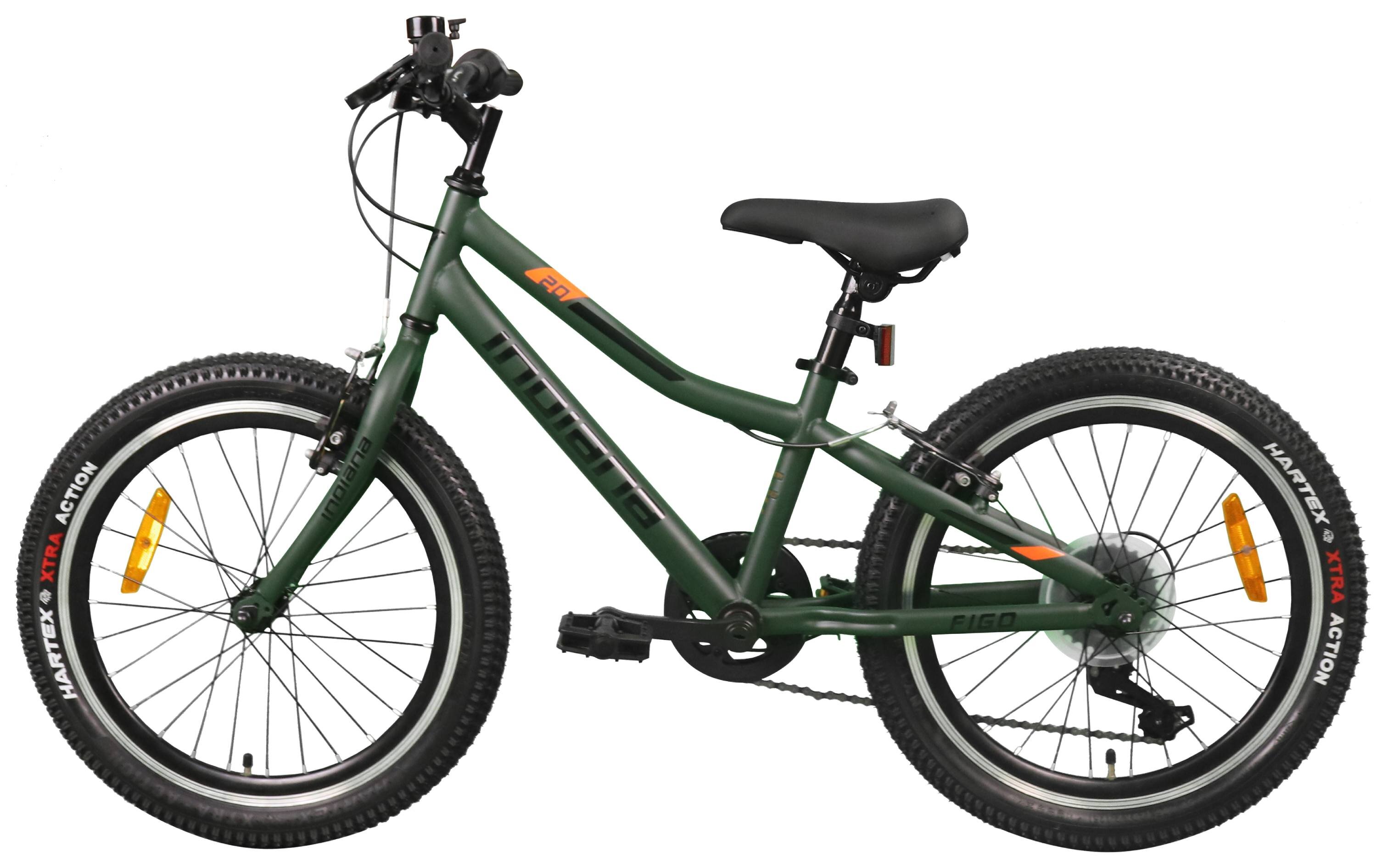 Rower dziecięcy w kolorze oliwkowym z czarnymi oponami i pomarańczowymi elementami odblaskowymi. Na ramie widoczny jest napis \'INDIANA\' oraz oznaczenie \'Figo\'.