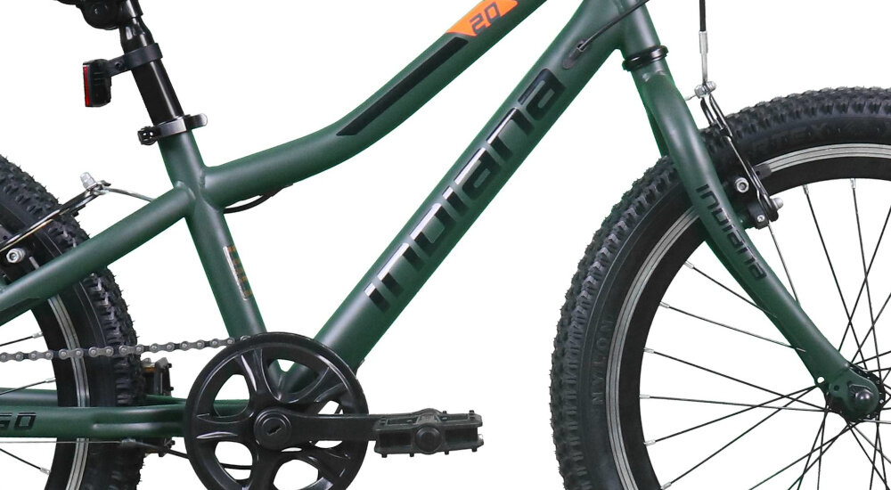 Rower dziecięcy w kolorze oliwkowym z widocznym napisem \'INDIANA\' na ramie. Opony są grube, a na ramie znajduje się również napis \'20\'.