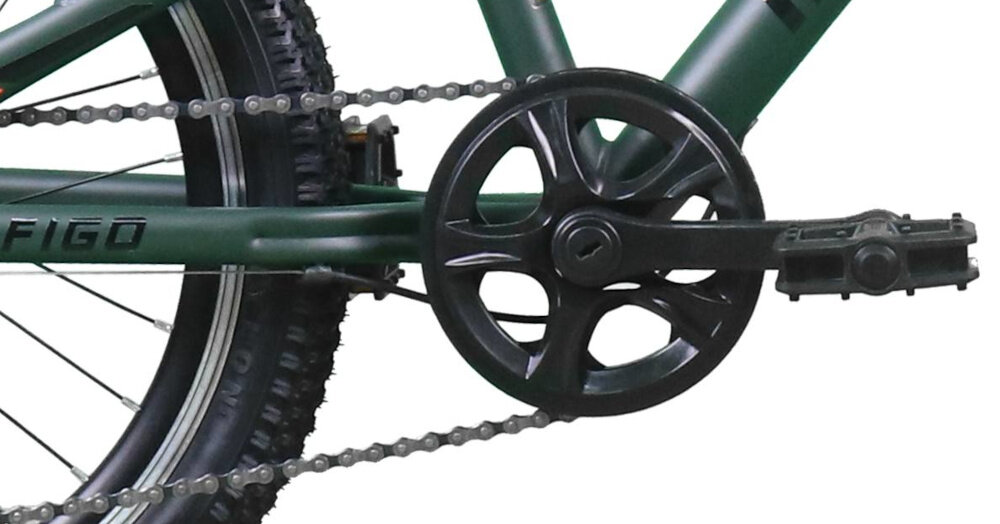 Zdjęcie przedstawia fragment roweru z widocznym mechanizmem korbowym i łańcuchem. Na ramie roweru widoczny jest napis \'FIGO\'.