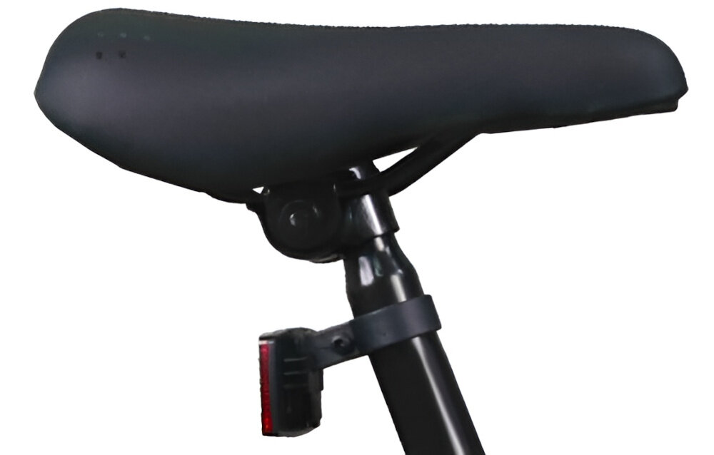 Czarne siodełko rowerowe zamontowane na sztycy z tylną lampką. Lampka jest prostokątna i ma czerwony element odblaskowy.