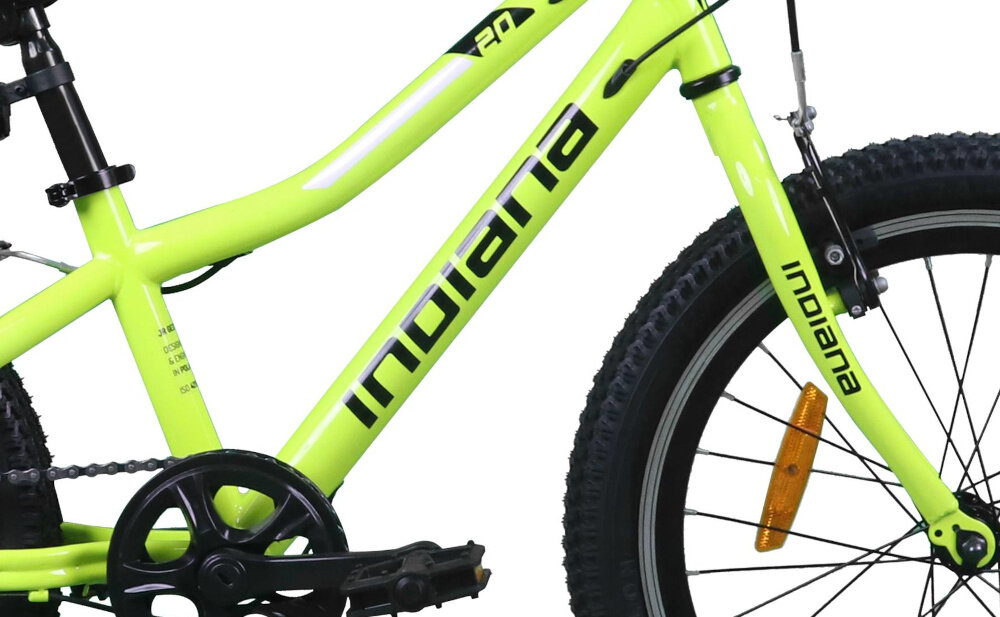 Fragment roweru dziecięcego w kolorze limonkowym z widocznym napisem \'indiana\' na ramie. Opona ma czarny bieżnik i pomarańczowy odblask.