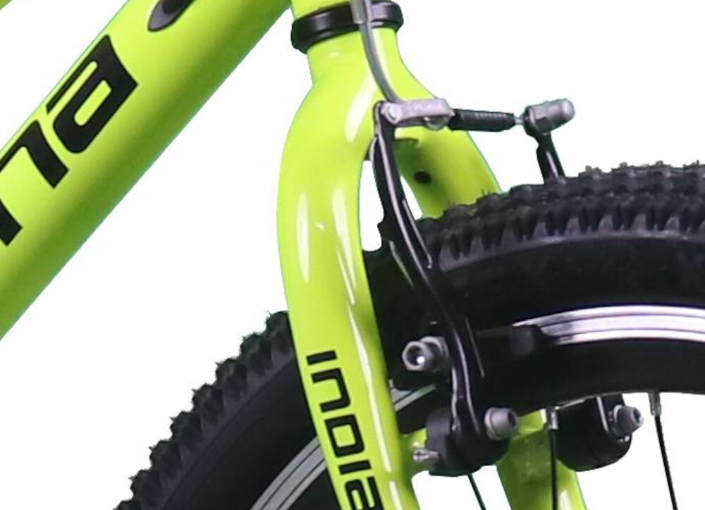 Fragment roweru w kolorze limonkowym z widocznym napisem \'INDIANA\' na ramie. Widać przednie koło z oponą o wyraźnym bieżniku oraz hamulec szczękowy.