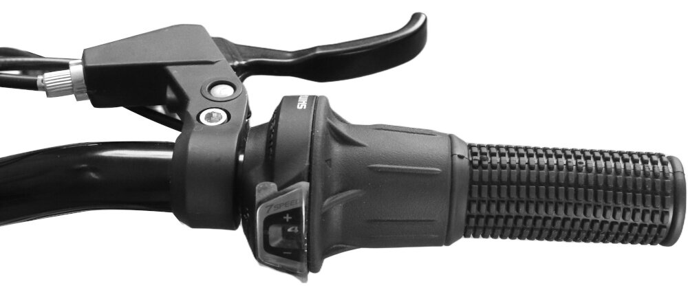 Czarny uchwyt rowerowy z manetką zmiany biegów i dźwignią hamulca. Na manetce widoczny jest napis \'SHIMANO\'.