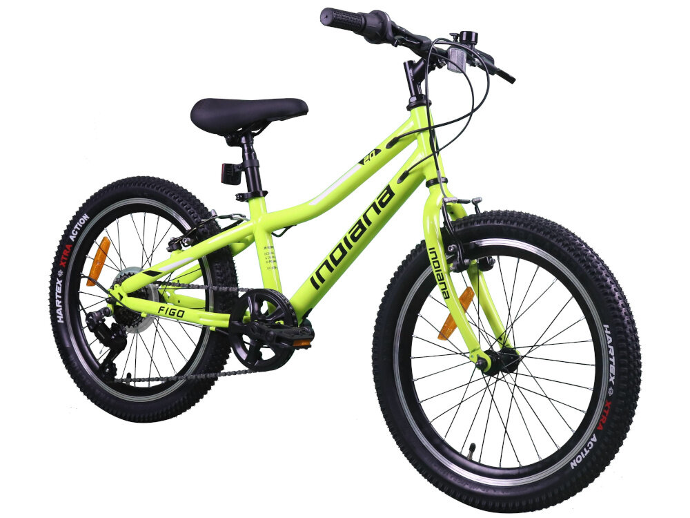 Limonkowy rower dziecięcy z napisem \'INDIANA\' na ramie i \'FIGO\' na dolnej części. Posiada czarne opony z białymi napisami i pomarańczowe odblaski na kołach.