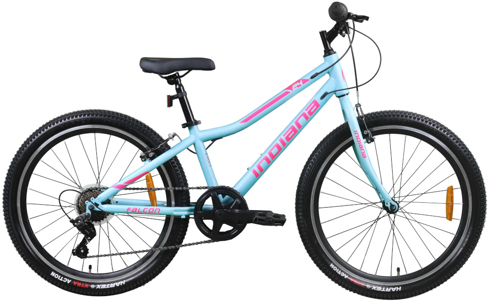 Rower młodzieżowy INDIANA Falcon 24 cale dla dziewczynki Niebieski rower na białym tle widoczny z boku sprawdzone rozwiązania ułatwiające obsługę roweru przerzutki stalowa kierownica bezpieczeństwo dziecka w trakcie jazdy - hamulce dla dzieci w wieku od 8 do 10 lat