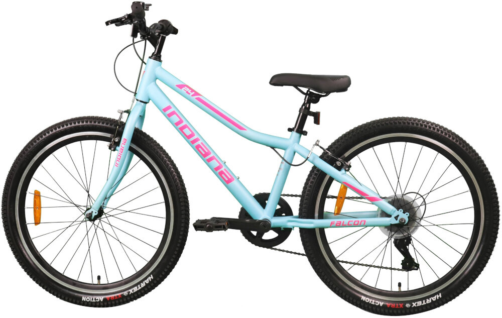 Rower młodzieżowy INDIANA Falcon 24 cale dla dziewczynki Niebieski rower na białym tle widoczny z boku pakiet odblasków umieszczonych w kluczowych miejscach konstrukcji rowerek staje się lepiej widoczny po zmroku i w pochmurne dni realne wsparcie bezpieczeństwa odblaski zwiększają dostrzegalność dziecka przez innych uczestników ruchu