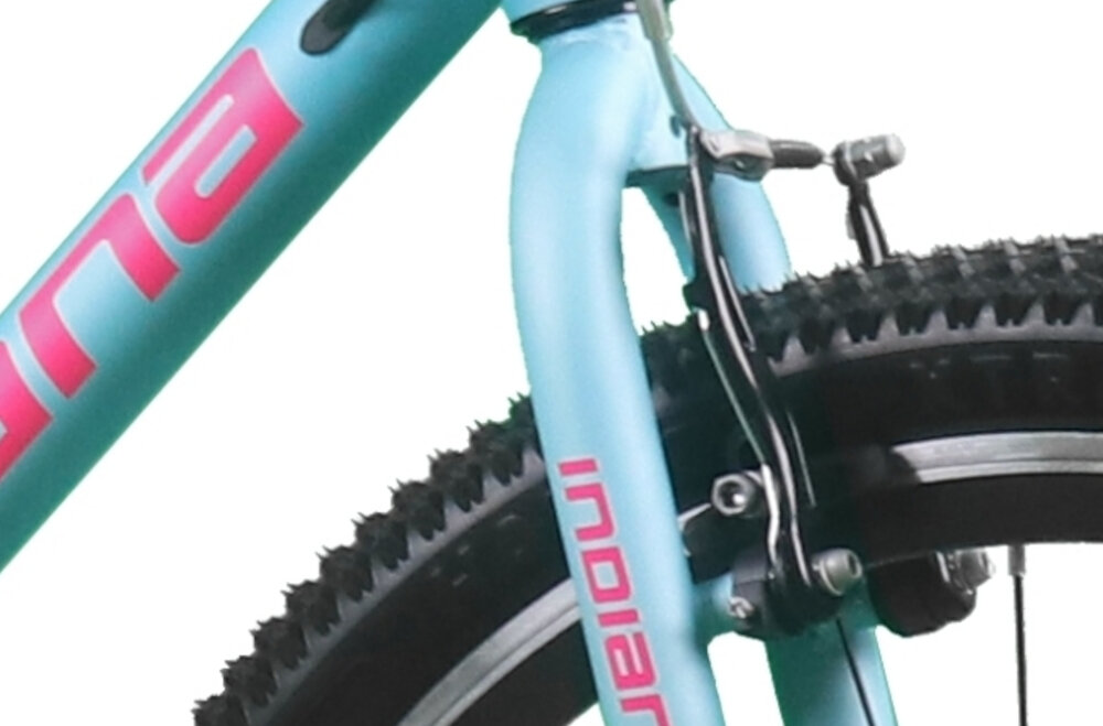 Rower młodzieżowy INDIANA Falcon 24 cale dla dziewczynki Niebieski zbliżenie na przedni hamulec podstawa bezpieczeństwa stalowe hamulce typu V-Brake marki Ciclosport sprawne i przewidywalne zatrzymywanie roweru konstrukcja oparta na długich ramionach dziecko może szybciej zmniejszyć prędkość i łatwiej kontrolować rower odporność na odkształcenia i dobrze znoszą codzienne użytkowanie