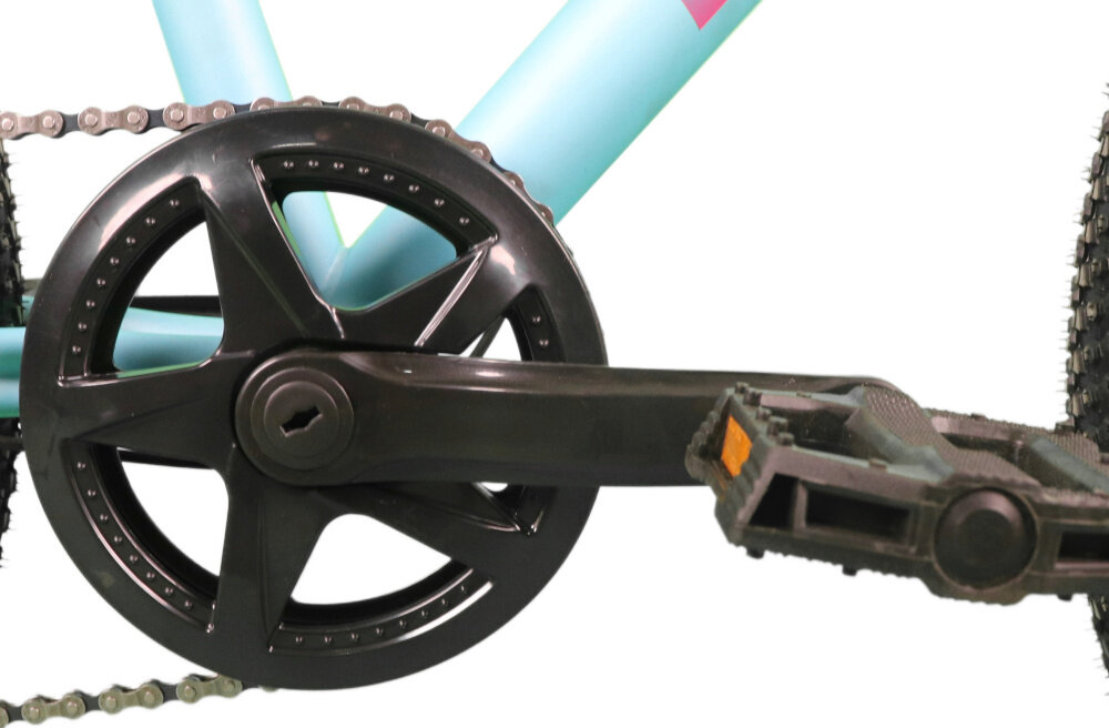 Rower młodzieżowy INDIANA Falcon 24 cale dla dziewczynki Niebieski zbliżenie na korbę i łańcuch stalowa korba marki INDIANA sprawne przenoszenie siły z pedałów na napęd zintegrowana osłona z tworzywa sztucznego stalowy wolnobieg typu 14–28z marki BEST płynne przekazywanie napędu na tylne koło sprzyja stabilnej pracy mechanizmu