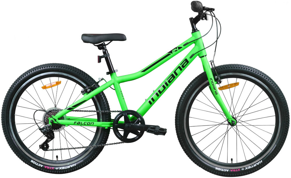 Rower młodzieżowy INDIANA Falcon 24 cale dla chłopca Zielony rower na białym tle widoczny z boku sprawdzone rozwiązania ułatwiające obsługę roweru przerzutki stalowa kierownica bezpieczeństwo dziecka w trakcie jazdy - hamulce dla dzieci w wieku od 8 do 10 lat