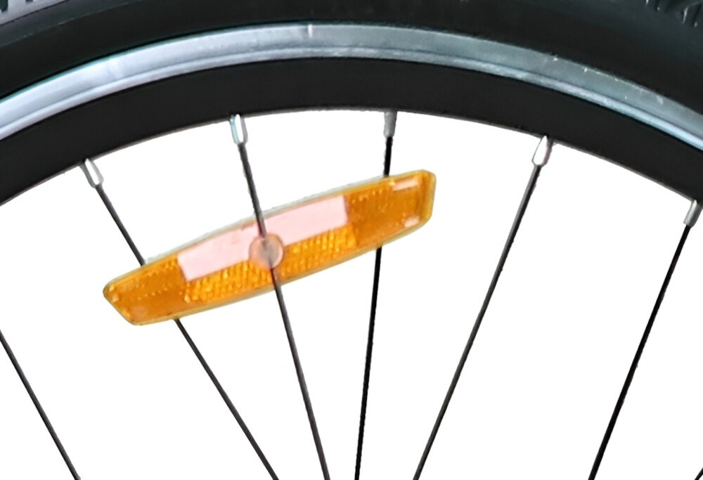 Rower młodzieżowy INDIANA Falcon 24 cale dla chłopca Zielony zbliżenie na odblask umieszczony na szprychach pakiet odblasków umieszczonych w kluczowych miejscach konstrukcji rowerek staje się lepiej widoczny po zmroku i w pochmurne dni realne wsparcie bezpieczeństwa odblaski zwiększają dostrzegalność dziecka przez innych uczestników ruchu