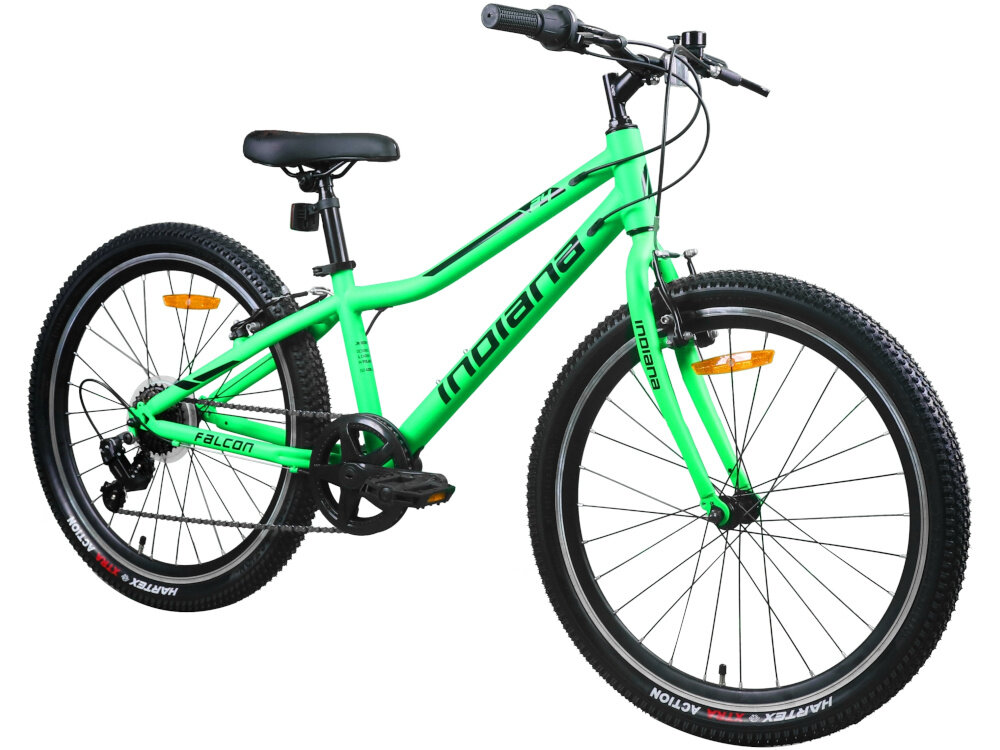 Rower młodzieżowy INDIANA Falcon 24 cale dla chłopca Zielony rower na białym tle widoczny od przodu pod skosem stalowa kierownica marki INDIANA wspiera stabilne prowadzenie antypoślizgowe uchwyty pewność chwytu ułatwia kontrolowanie toru jazdy i wykonywanie manewrów