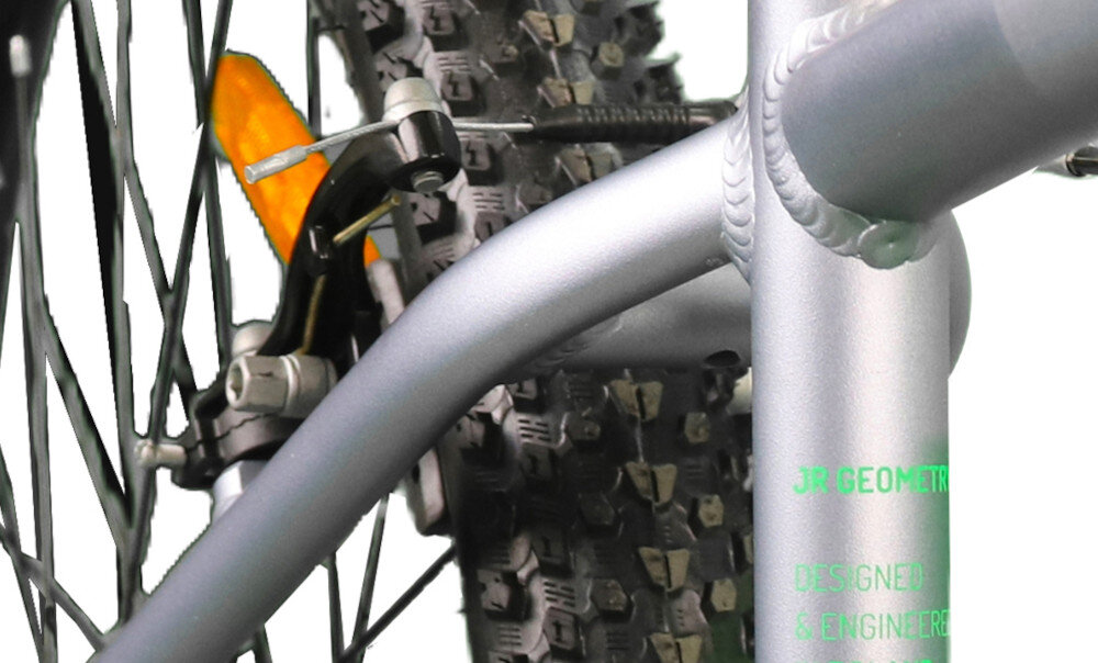 Zbliżenie na ramę roweru z widocznym fragmentem opony i hamulca. Na ramie znajduje się tekst: \'JR GEOMETRY DESIGNED & ENGINEERED\'.