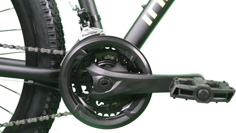 Rower młodzieżowy INDIANA X-Pulser 2.7 27.5 cala dla chłopca Limonkowy zbliżenie na korbę i łańcuch stalowa korba marki INDIANA sprawne przenoszenie siły z pedałów na napęd solidna konstrukcja ze stali stabilna praca układu napędowego wspiera komfortową jazdę