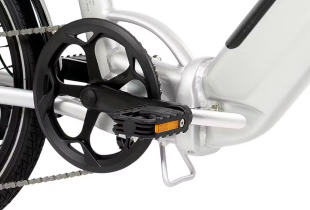 Rower elektryczny ROMET E-Wigry 1.1. U14 20 cali Srebrny Składany rower elektryczny Motus ECO pokazuje mechanizm składania ramy w zbliżeniu na jasnym tle produktowym.