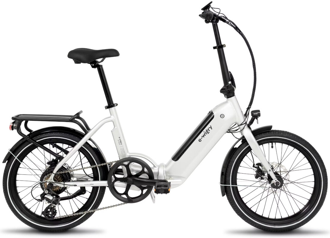 Rower elektryczny ROMET E-Wigry 1.1. U14 20 cali Srebrny Składany rower elektryczny Motus ECO prezentuje czarną ramę, bagażnik i amortyzowany widelec na jasnym tle produktowym.