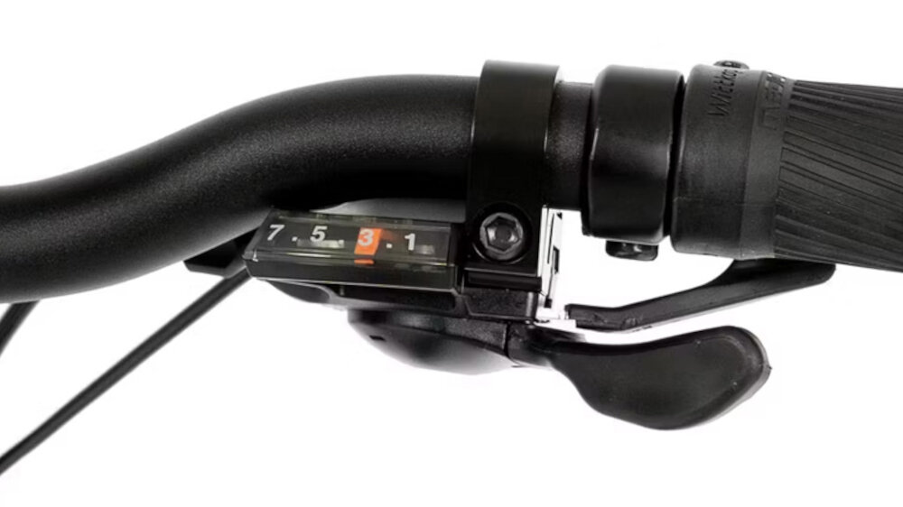 Rower elektryczny ROMET E-Wigry 1.1. U14 20 cali Srebrny Składany rower elektryczny Motus ECO prezentuje manetkę siedmiobiegowej przerzutki na kierownicy w zbliżeniu technicznym.