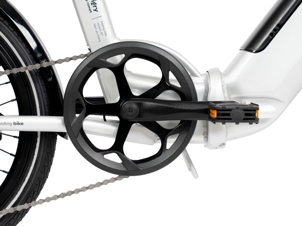 Rower elektryczny ROMET E-Wigry 1.1. U14 20 cali Srebrny Składany rower elektryczny Motus ECO prezentuje mechanizm korbowy, pedał i osłonę łańcucha w zbliżeniu na jasnym tle produktowym.