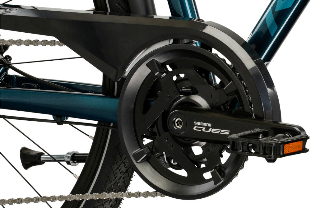 Rower trekkingowy KROSS XPRT D17 28 cali damski Turkusowo-morski zbliżenie na kasetę i korbę kaseta SHIMANO CUES typu LG300 11-36T korba SHIMANO CUES typu U4010 płynność pracy układu napędowego swobodne dopasowanie przełożenia do ukształtowania terenu i tempa poruszania się równomierne przenoszenie energii z pedałów na napęd