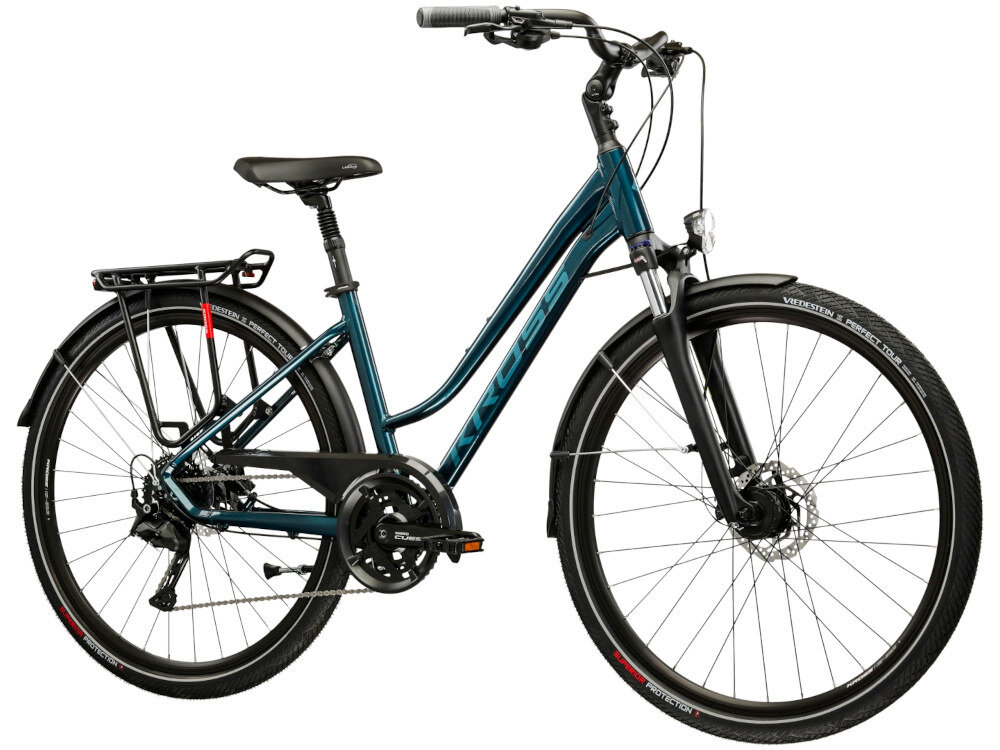 Rower trekkingowy KROSS XPRT D17 28 cali damski Turkusowo-morski rower na białm tle widoczny od przodu pod skosem rower typu hardtail przedni amortyzator marki SR SUNTOUR typu NEX HL ze skokiem 63 mm skuteczne tłumienie drgań komfort i stabilność prowadzenia płynne pokonywanie krawężników, kostki brukowej czy nierównego asfaltu wygoda bezpieczeństwo