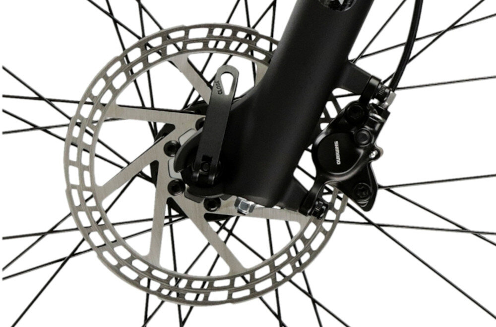 Rower górski MTB KROSS XPRT 9.2 M18 29 cali męski Niebiesko-grafitowy zbliżenie na tarczę hamulcową podstawa bezpieczeństwa hamulce tarczowe hydrauliczne duża siła hamowania w każdych warunkach pogodowych i na każdej trasie płyn hamulcowy hamulce z przodu i z tyłu podwójny pakiet bezpieczeństwa