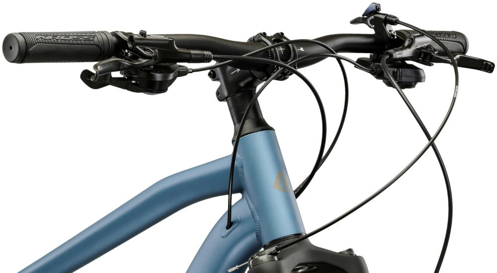 Rower górski MTB KROSS XPRT 9.2 M18 29 cali męski Niebiesko-grafitowy zbliżenie na kierownicę widok od przodu pod skosem białe tło kontrola komfort aluminiowa kierownica KROSS o szerokości 720 mm stabilność i lepsza kontrola toru jazdy wspornik KROSS 31.8/3° o długości 60 mm poprawia precyzję manewrowania antypoślizgowe uchwyty pewny chwyt waga roweru 15 kg