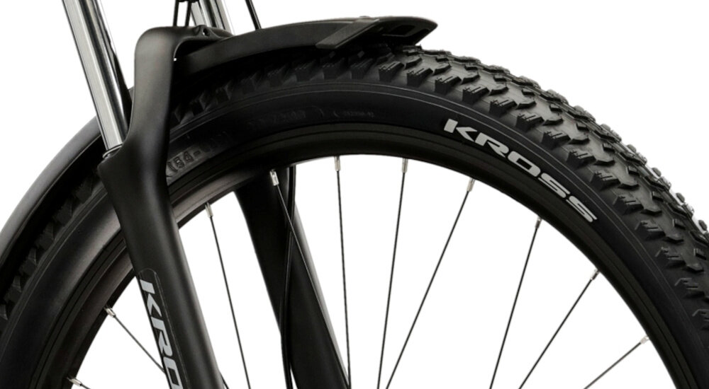Rower górski MTB KROSS XPRT SUV M20 29 cali męski Srebrno-szampański zbliżenie na przednią oponę widok pod skosem opony marki KROSS w rozmiarze 29 cali głęboki bieżnik skutecznie wspiera jazdę obręcze z aluminium piasty KROSS z przodu i z tyłu sztywność kół regularne sprawdzanie ciśnienia powietrza wartość na bocznej części opony
