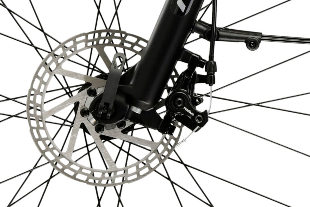 Rower górski MTB KROSS XPRT SUV M20 29 cali męski Srebrno-szampański zbliżenie na tarczę hamulcową białe tło podstawa bezpieczeństwa hamulce tarczowe mechaniczne bardzo duża siła hamowania sprawdzają się w każdych warunkach pogodowych i na każdej trasie płyn hamulcowy z przodu i z tyłu podwójny pakiet bezpieczeństwa