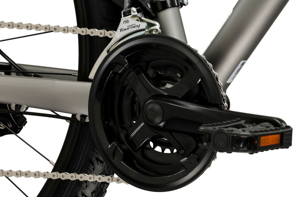 Rower górski MTB KROSS XPRT SUV M20 29 cali męski Srebrno-szampański zbliżenie na korbę i wolnobieg białe tło widok z boku precyzyjny wolnobieg SHIMANO TZ500 korba PROWHEEL dopasowanie tempa do warunków na trasie korba PROWHEEL skutecznie przenosi siłę nacisku na pedały 