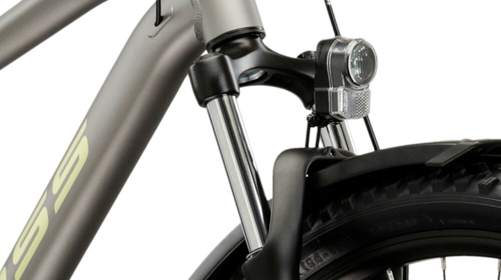 Rower górski MTB KROSS XPRT SUV M20 29 cali męski Srebrno-szampański zbliżenie na przednią lampę białe tło przednie i tyle światło zasilane przez baterie AAA przednia lampa ma niewielką konstrukcją szeroki strumień światła tylne oświetlenie wyróżnia się wyraźnym sygnałem świetlnym bezpieczne poruszanie się