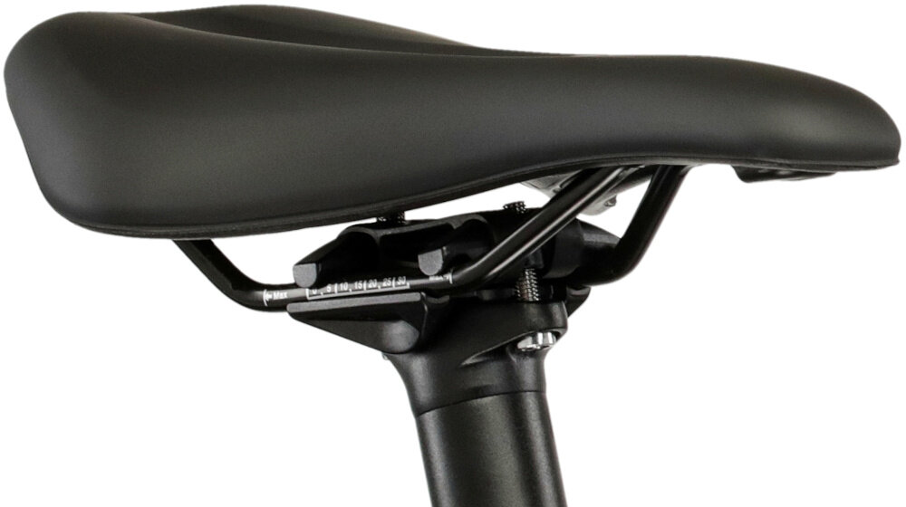Czarne siodełko rowerowe zamontowane na sztycy, widoczne elementy mocujące.