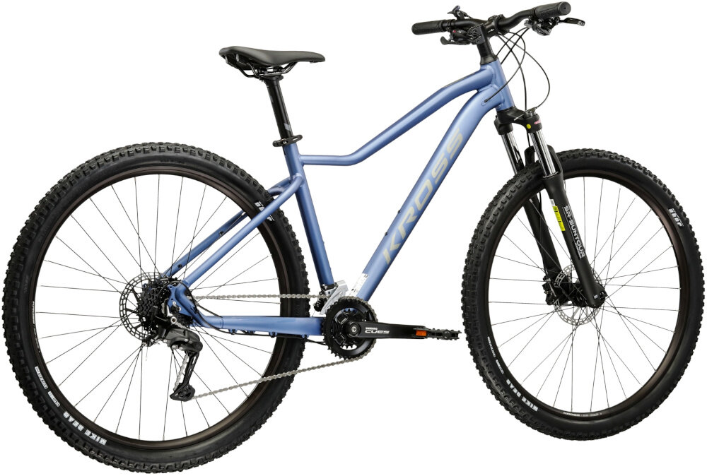 Rower górski w kolorze niebiesko-szarym z dużymi kołami i napisem \'KROSS\' na ramie. Posiada amortyzowany widelec i tarczowe hamulce.