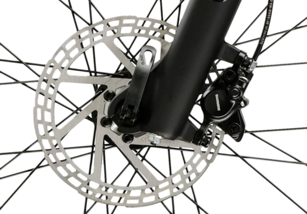 Zbliżenie na tarczę hamulcową roweru z widocznym zaciskiem marki Shimano oraz elementem mocującym z napisem \'CLOSE\'.