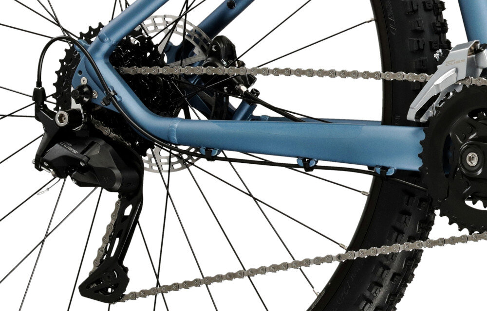 Rower górski MTB KROSS XPRT 9.2 M20 29 cali męski Niebiesko-grafitowy zbliżenie na tylną przerzutkę przerzutki marki SHIMANO 18 przełożeń duża wytrzymałość i sprawne działanie zmiana biegów jest płynna i bezproblemowa przednie i tylne przerzutki SHIMANO CUES  precyzyjna praca mechanizmu komfort i kontrola