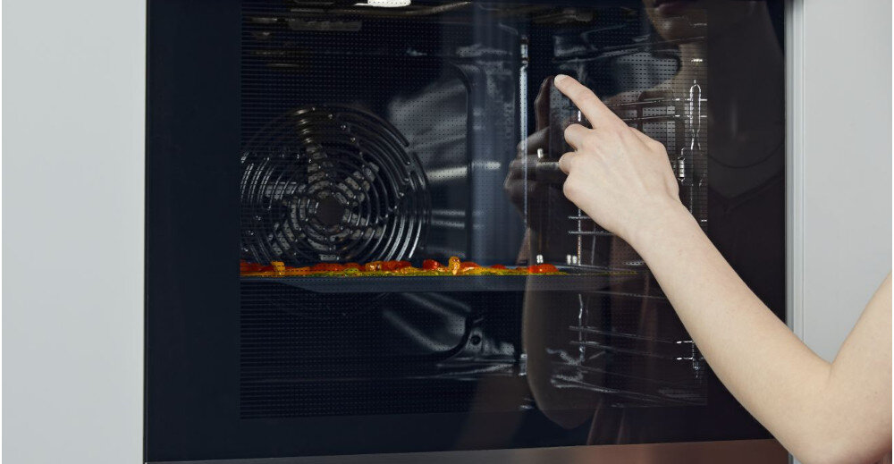 PIEKARNIK HISENSE BSA6633PBG8 wizualizacja chłodna szyba dłoń dotykająca drzwiczki szkło zewnętrzne konstrukcja budowa powłoka dzieci ochrona