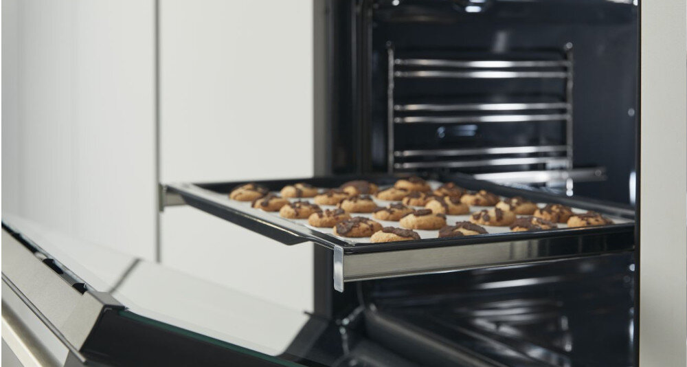 PIEKARNIK HISENSE BSA6633PBG8 wizualizacja otwarty wnętrze wysunięta blacha ciasteczka bok prowadnic Prowadnice teleskopowe wygodne wysuwanie łatwe stabilne bezpieczne metalowe szyny