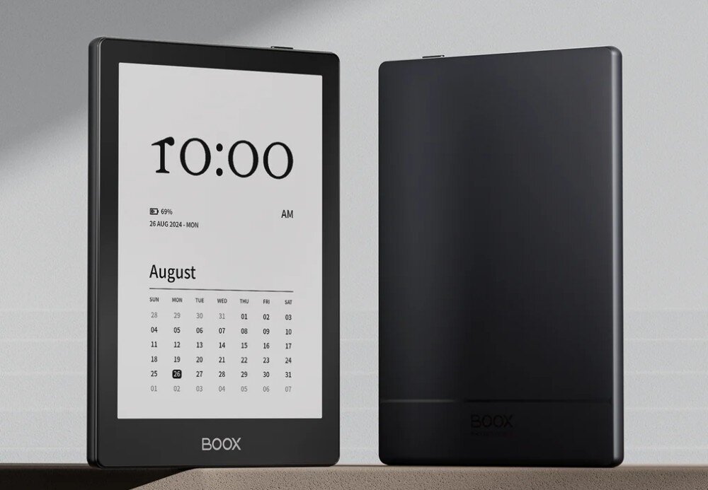 Czytnik e-booków ONYX BOOX Go Czytnik w czarnej obudowie, prezentowane z przodu i z tyłu. Na ekranie widoczny jest zegar oraz kalendarz na miesiąc sierpień, opis