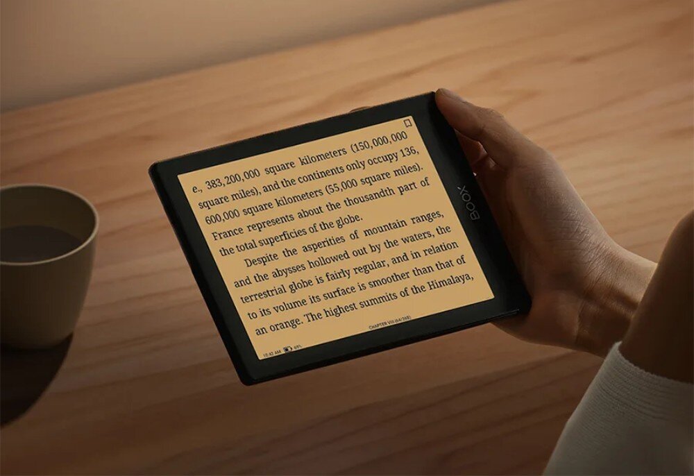 Czytnik e-booków ONYX BOOX Go Osoba trzymająca czytnik w trybie poziomym, aplikacja, zmiana wielkości czcionki