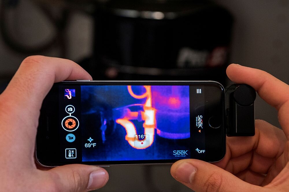 Kamera termowizyjna SEEK THERMAL Compact obraz rozdzielczość kolory detekcja zasięg zasilanie waga wymiary akumulator bateria ładowanie zasilanie łączność obudowa odporność ekran wyświetlanie pamięć nagrywanie zdjęcia obiektyw pojemność termowizja poczerwień