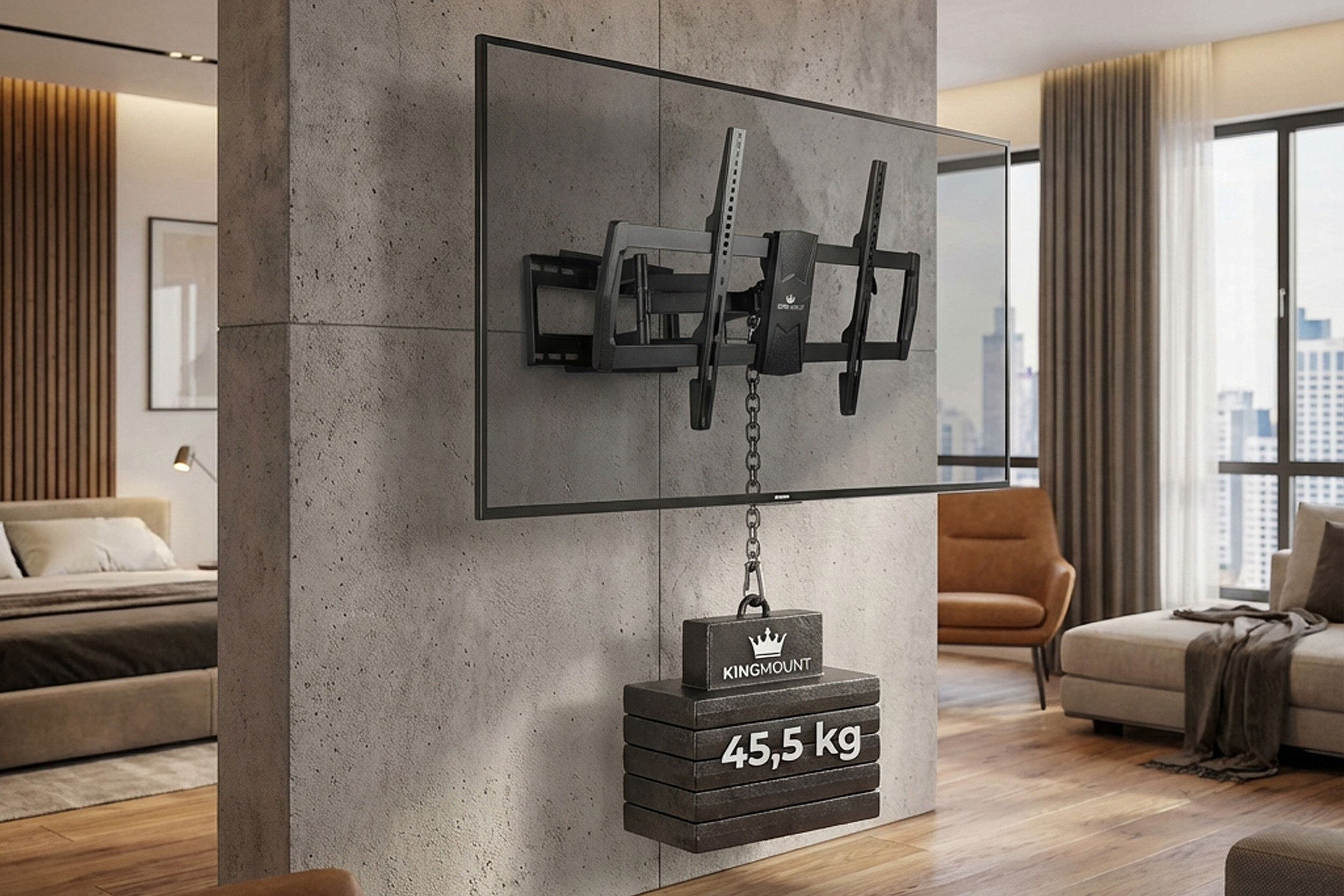 Na ścianie zamontowany jest uchwyt do telewizora z napisem \'KING MOUNT\', do którego przymocowany jest ciężar z napisem \'45,5 kg\'. W tle widoczne jest wnętrze nowoczesnego pokoju z dużymi oknami i meblami.