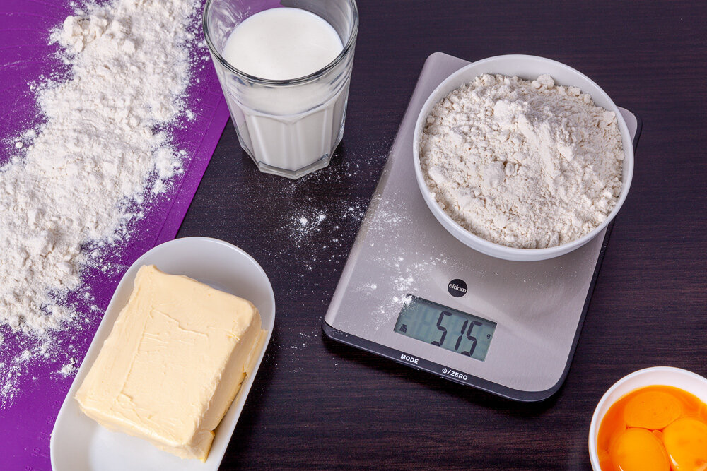 Waga kuchenna ELDOM Piko WK310 Łatwe gotowanie prezentacja zdjęcie lifestyle mąka w miseczce na wadze Precyzja do 1 grama Możliwość ważenia do 5 kg