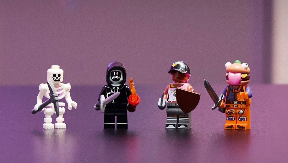 LEGO 77076 Fortnite Restauracja Durrr Burgerownia cztery minifigurki: Plażowe Barwy, Mistrz Rzucania Mięsem, Gluciarz i szkielet 