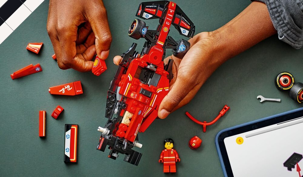 LEGO 77242 Speed Champions Bolid F1 Ferrari SF-24 dziecko buduje zestaw zdolności manualne rozwój dziecka koordynacja umiejętności wyobraźnia 
 