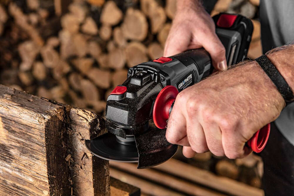 Szlifierka kątowa GRAPHITE 58G026 do cięcia szlifowania polerowania materiałów o zróżnicowanej strukturze i twardości ergonomiczny kształt doskonałe wyważenie tarcza o średnicy 125 mm odpowiednie rozmieszczenie otworów wentylacyjnych zabezpiecza przed przegrzaniem