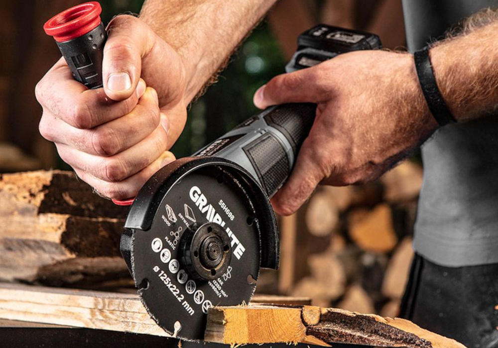 Szlifierka kątowa GRAPHITE 58G026 rękojeść przewężona pokryta antypoślizgowym materiałem regulacja położenia osłony tarczy wysoka ergonomia waga 1,5 kg